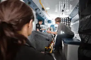 Persone in ambulanza, assistenza medica in corso.