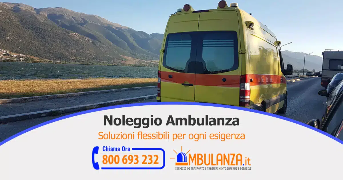 Ambulanza gialla su strada con paesaggio montano.